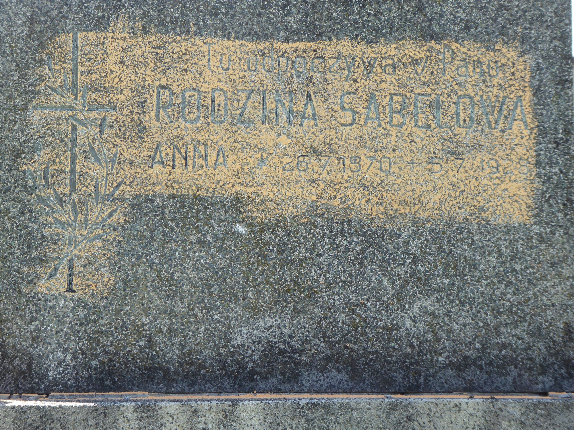 Fragment nagrobka rodziny Sabelovej z cmentarzy czeskiej części Śląska Cieszyńskiego, stan z 2022 r.