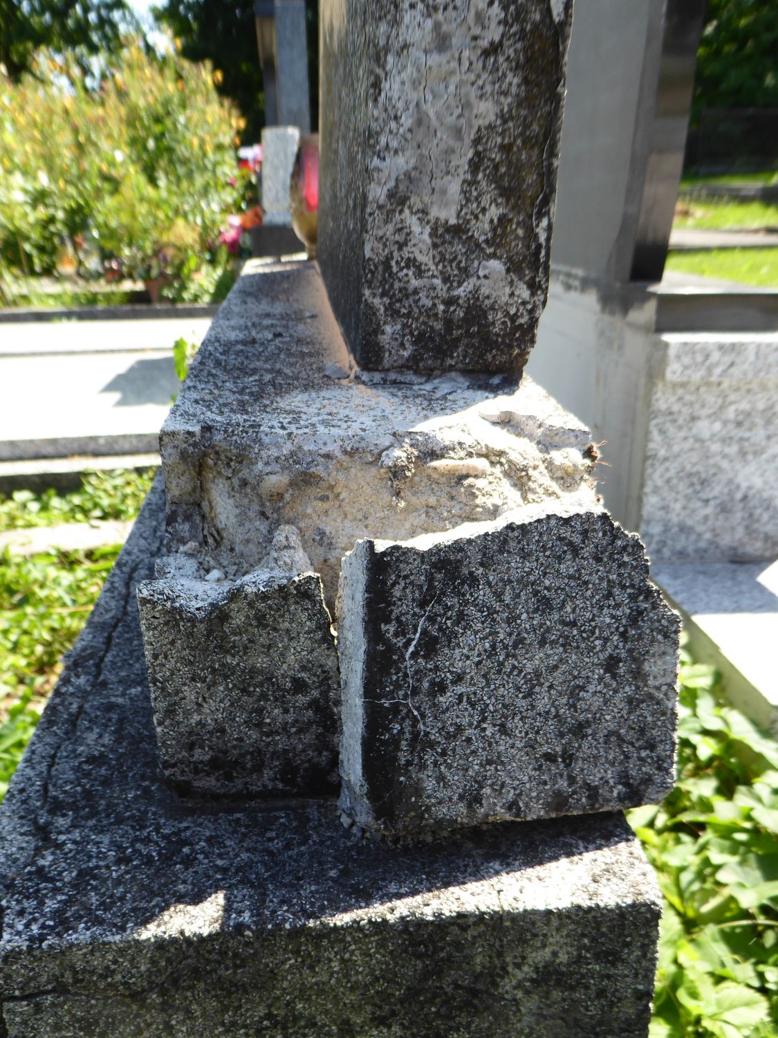 Fragment nagrobka rodziny Sabelovej z cmentarzy czeskiej części Śląska Cieszyńskiego, stan z 2022 r.