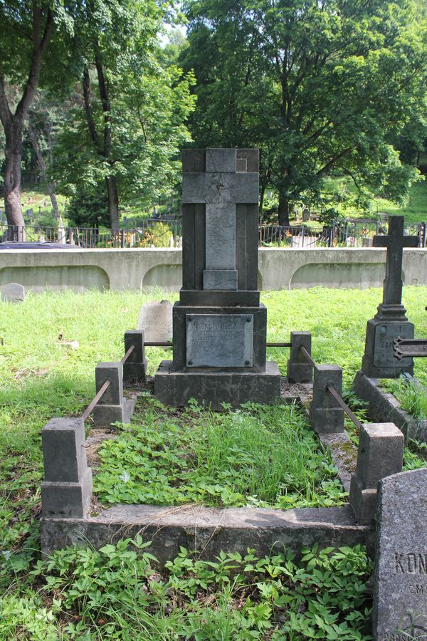 Tombstone of Antoni Mikielewicz, Na Rossie cemetery in Vilnius, as of 2013
