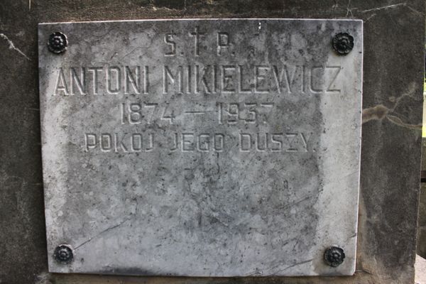 Inscription plaque from the tombstone of Antoni Mikielewicz, Na Rossie cemetery in Vilnius, as of 2013