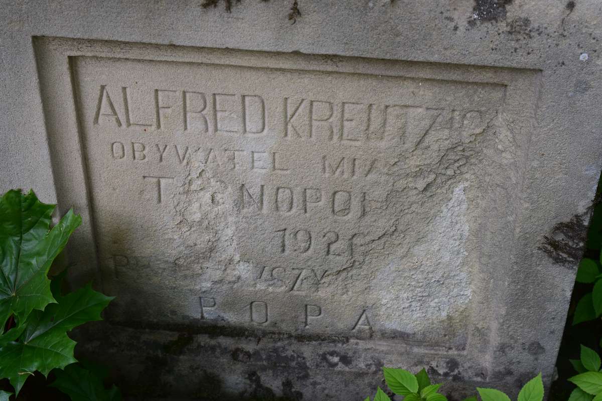 Fragment nagrobka Alfreda Kreutziga, cmentarz w Tarnopolu, stan z 2016 roku