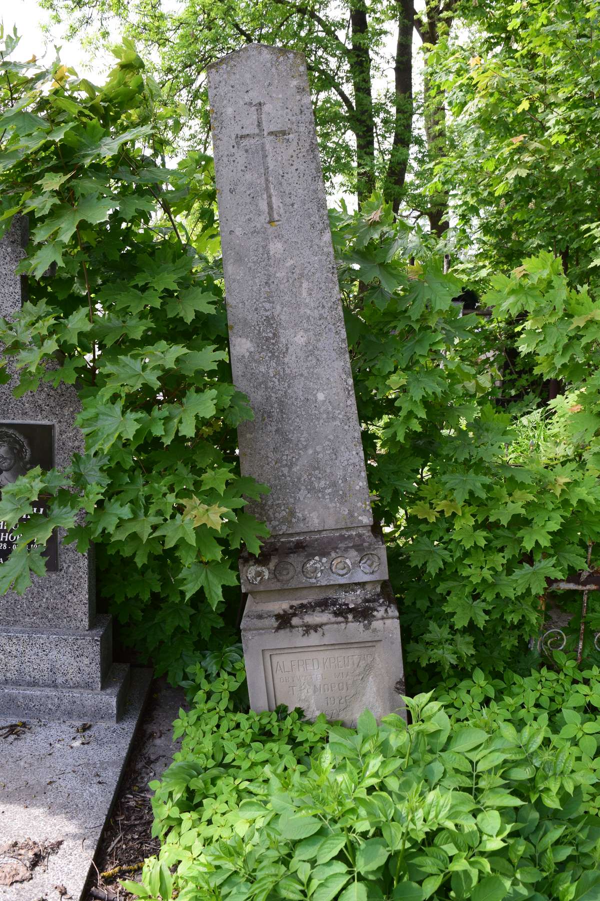 Nagrobek Alfreda Kreutziga, cmentarz w Tarnopolu, stan z 2016 roku