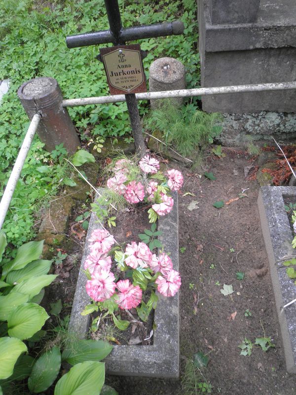 Nagrobek Anny Jurkonis, cmentarz na Rossie w Wilnie, stan na 2013 r.