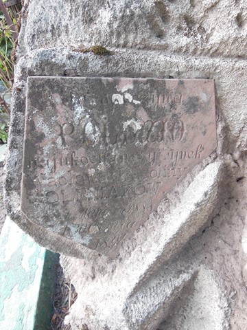 Fragment nagrobka Leopolda Oleniaka z cmentarzy dawnego powiatu tarnopolskiego, stan z 2016 r.