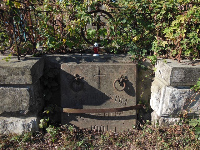 Fragment grobowca Romualdy i Leopolda Rahan, cmentarz w Tarnopolu, stan z 2016 roku