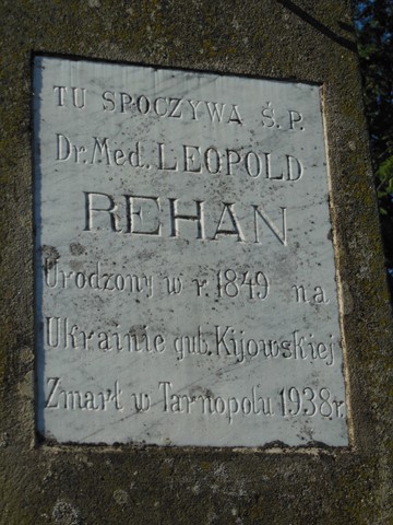 Fragment grobowca Romualdy i Leopolda Rahan, cmentarz w Tarnopolu, stan z 2016 roku