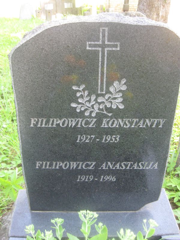 Inscription on the gravestone of Anastasia and Konstanty Filipowicz, Na Rossie cemetery in Vilnius, as of 2013