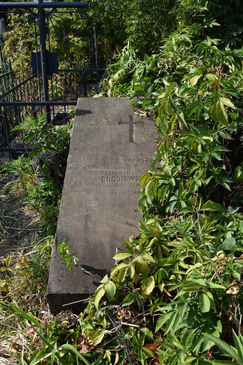 Tombstone of Ludwik and Maria Gogoevich, Ternopil cemetery, state of 2016