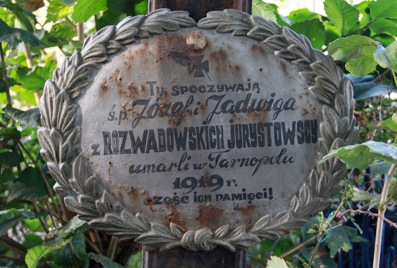 Fragment grobowca Jadwigi i Józefa Jurystowskich, cmentarz w Tarnopolu, stan z 2016