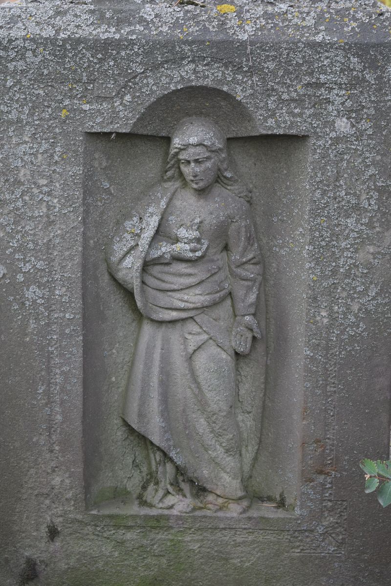 Fragment nagrobka Domiceli Kwocińskiej z cmentarzy dawnego powiatu tarnopolskiego, stan z 2016 r.