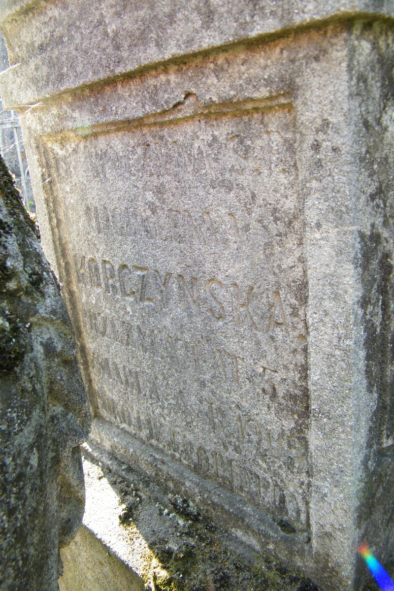 Fragment nagrobka Magdaleny Korczyńskiej, cmentarz w Tarnopolu, stan z 2016 r.