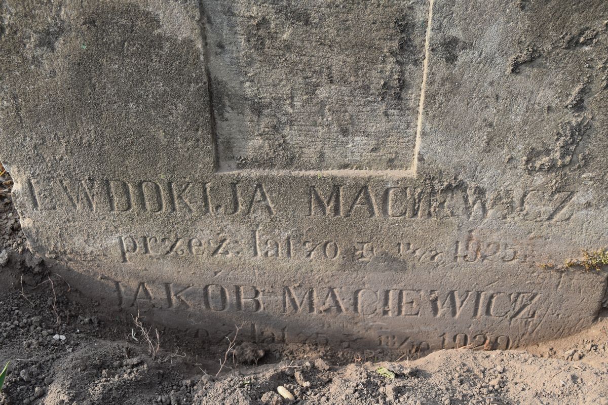 Tombstone of Evdokija and Jakub Maciewicz, cemetery in Ternopil, state of 2016