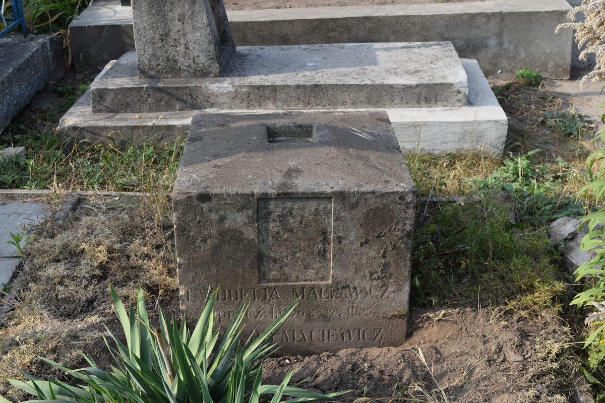 Tombstone of Evdokija and Jakub Maciewicz, cemetery in Ternopil, state of 2016