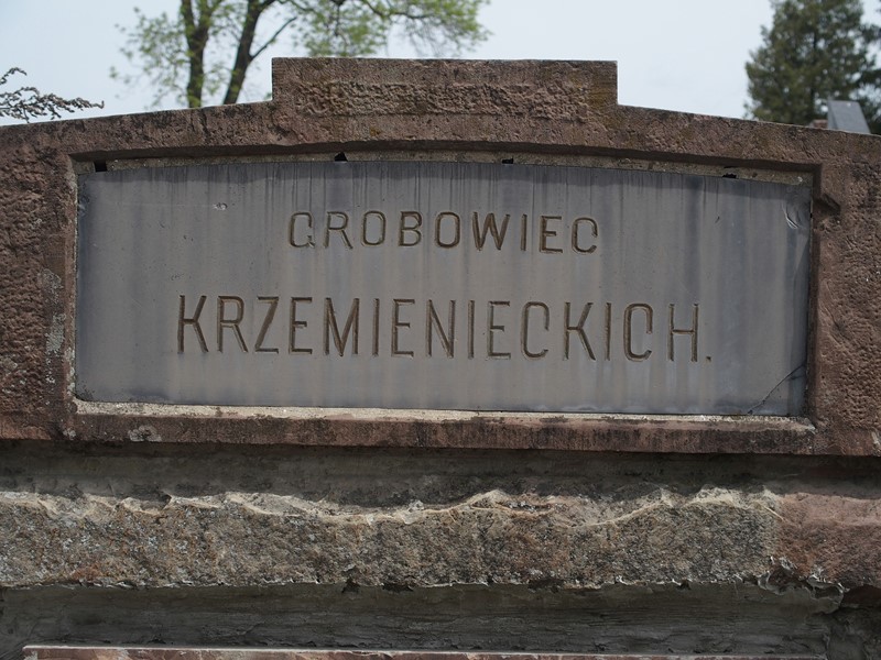 Fragment grobowca rodziny Krzemiennickich, cmentarz w Tarnopolu, stan z 2017 r.