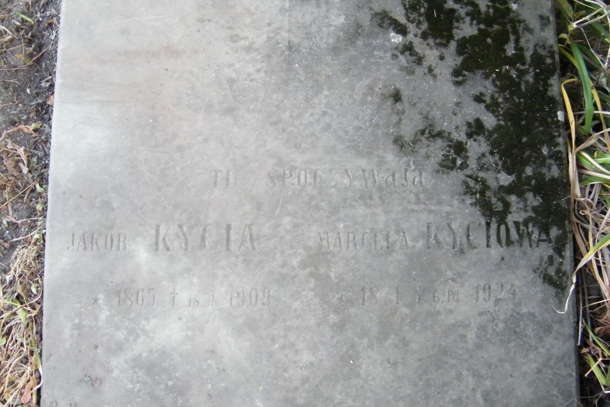 Fragment nagrobka Jakuba i Marceli Kyciów, cmentarz w Tarnopolu, stan z 2016 r.