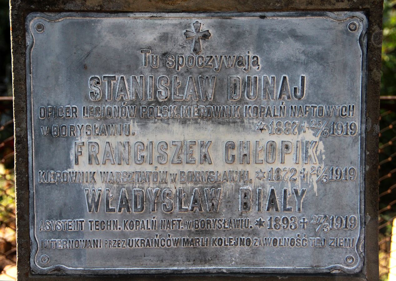 Fragment nagrobka Władysława Białego, Franciszka Chłopika i Stanisława Dunaja, cmentarz w Tarnopolu, stan z 2016