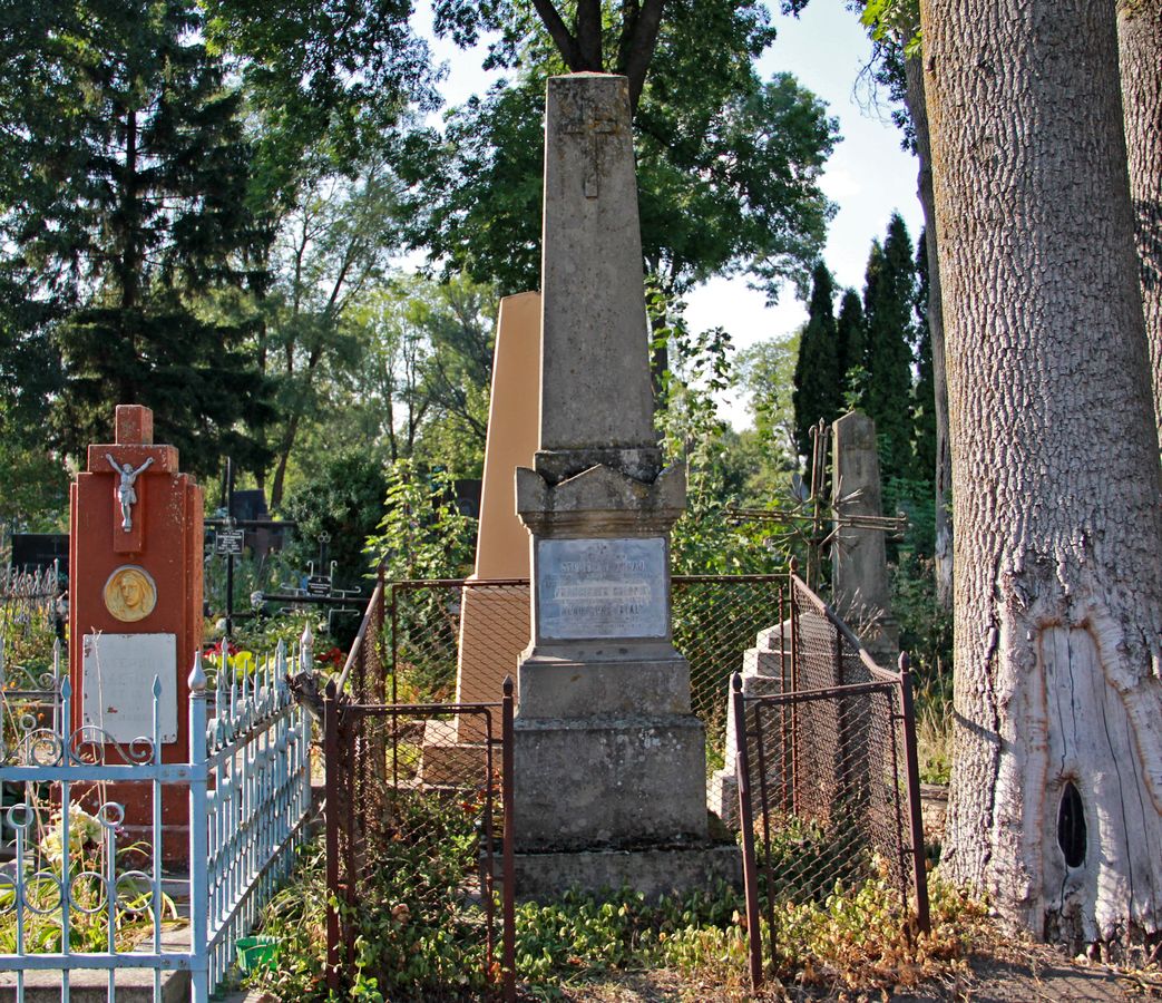 Tombstone of Wladyslaw Bialy, František Khlopik and Stanislav Dunaj, Ternopil cemetery, state of 2016