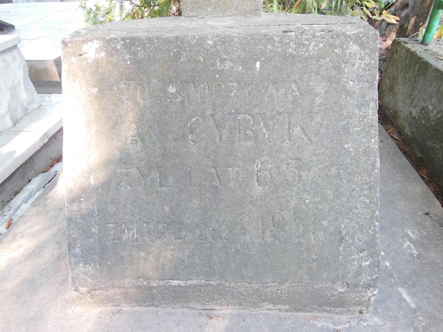 Fragment nagrobka Jana Cybyka, cmentarz w Tarnopolu, stan z 2016 roku