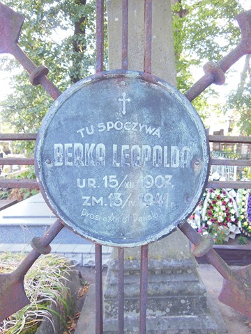 Fragment nagrobka Leopoldy Berki, cmentarz w Tarnopolu, stan z 2016 roku