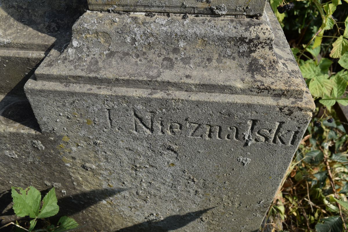 Fragment nagrobka Władysława Kuhl z cmentarzy dawnego powiatu tarnopolskiego, stan z 2016 r.