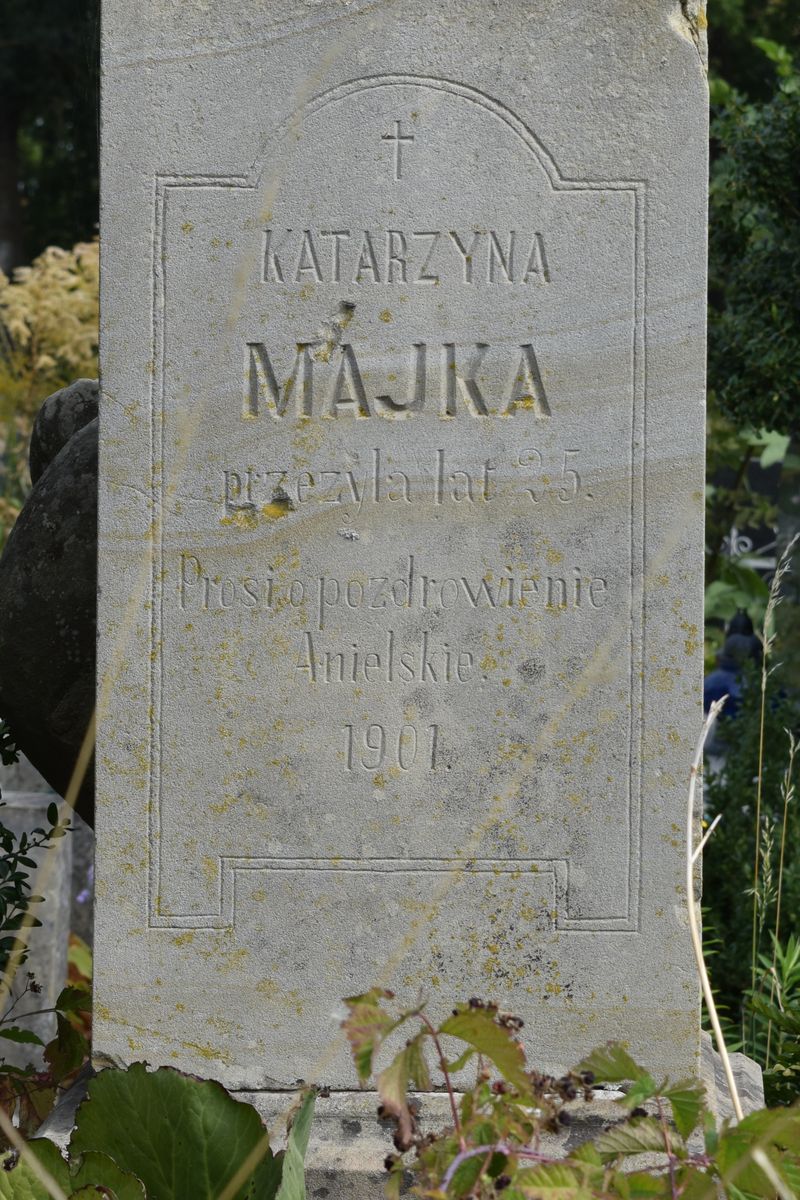 Fragment nagrobka Katarzyny Majki z cmentarzy dawnego powiatu tarnopolskiego, stan z 2016 r.