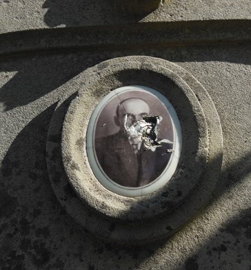 Fragment grobowca Bronisława Słupieckiego, cmentarz w Tarnopolu, stan z 2016 roku