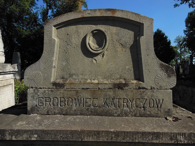 Fragment grobowca Mieczysława i Mikołaja Katryczów, cmentarz w Tarnopolu, stan z 2016 roku