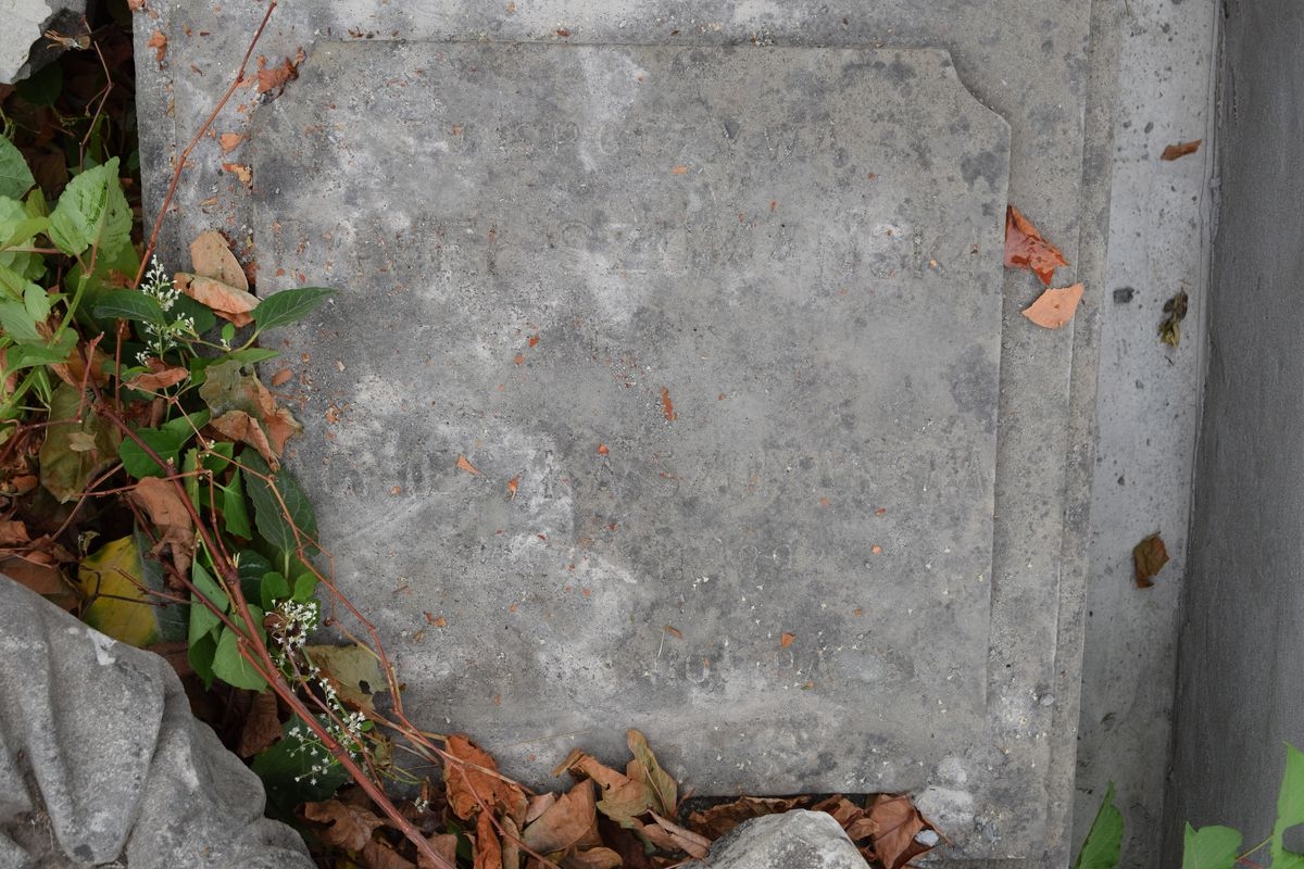 Fragment nagrobka Agnieszki Szumańskiej i Pawła Szumańskiego z cmentarzy dawnego powiatu tarnopolskiego, stan z 2016 r.