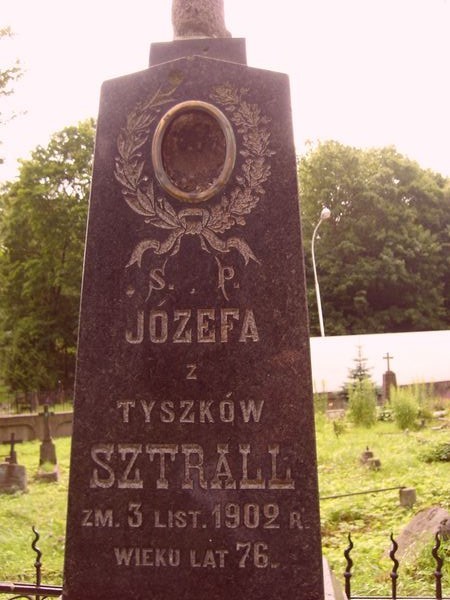 Inscription from the tomb of the Sztrall family, Na Rossie cemetery in Vilnius, as of 2014