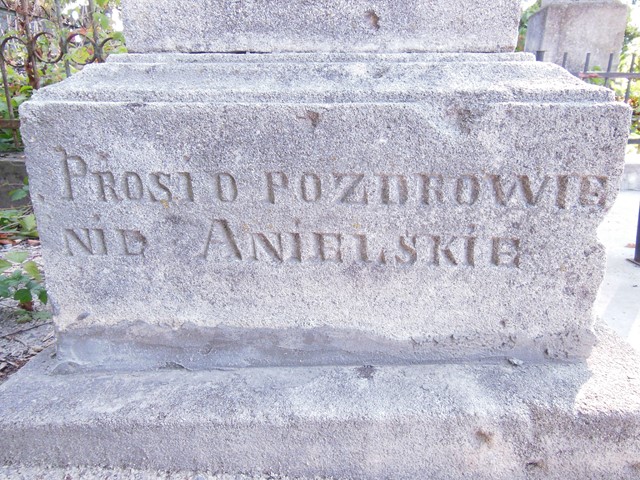 Fragment nagrobka Kaspera Zielińskiego, cmentarz w Tarnopolu, stan z 2016 roku