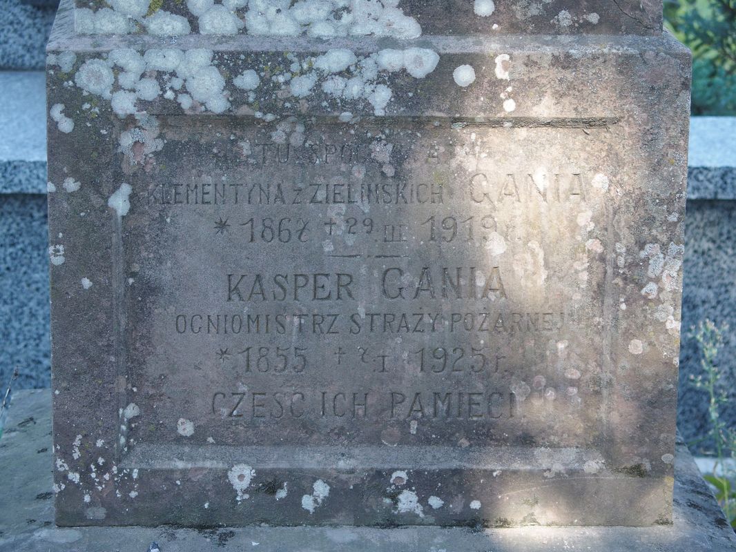 Fragment of the tombstone of Kasper and Klementyna Gania, Ternopil cemetery, 2016 status