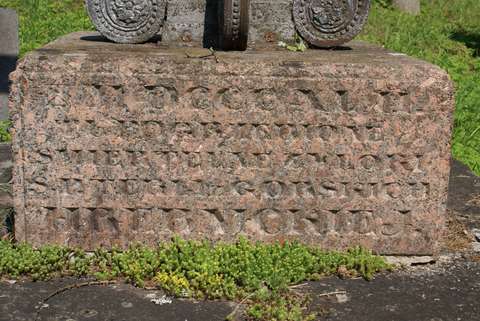 Fragment nagrobka Tekli Hrebnickiej, cmentarz na Rossie w Wilnie, stan z 2013 r.