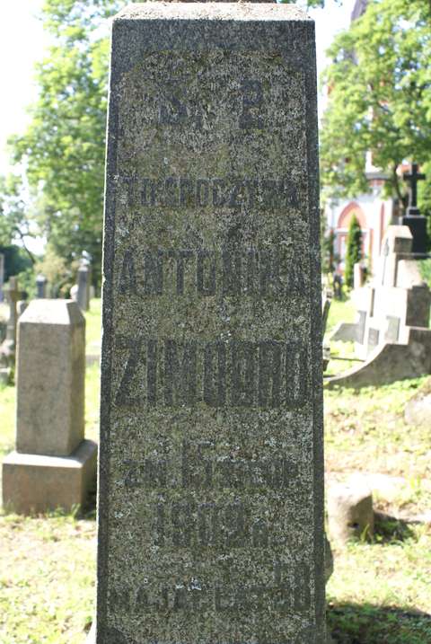 Nagrobek Adama i Antoniny Zimodro, cmentarz na Rossie w Wilnie, stan z 2013 r.