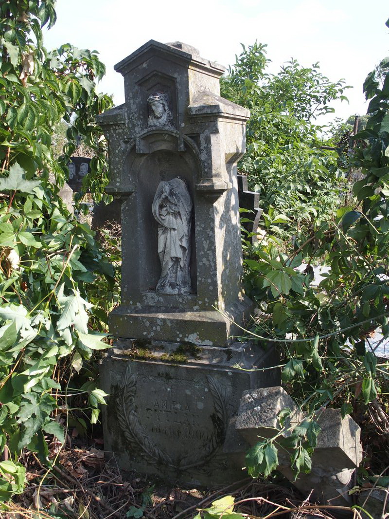 Nagrobek Anieli Pytlak, cmentarz w Tarnopolu, stan z 2016 r.