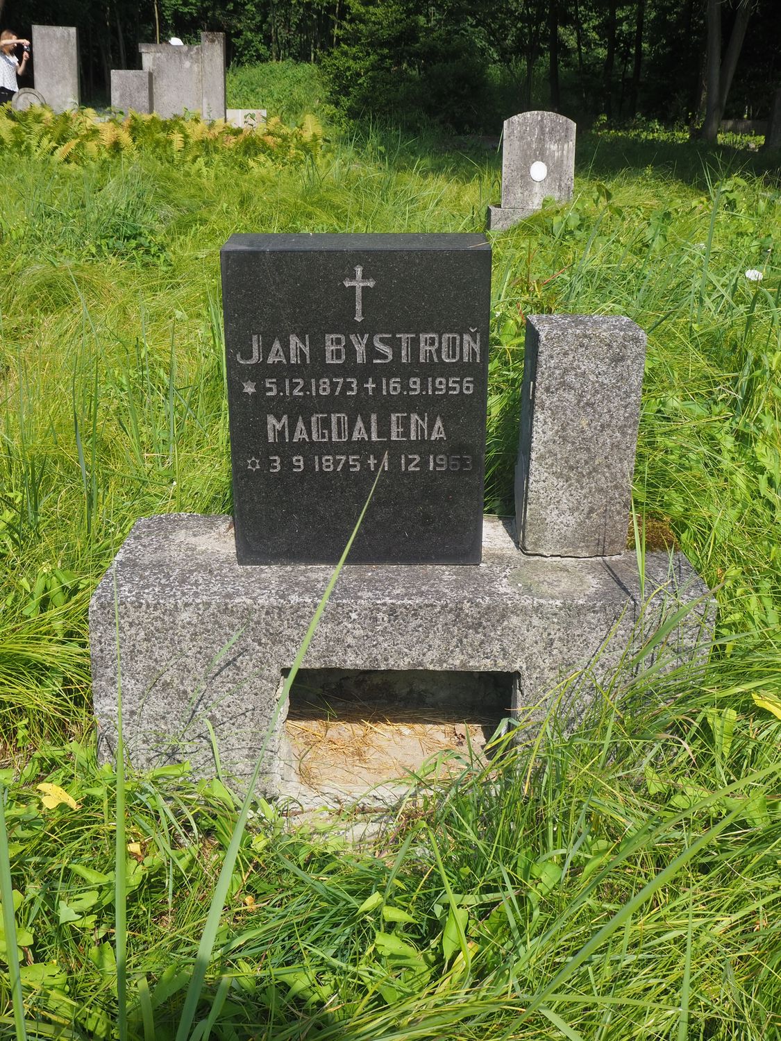 Tombstone of Jan and Magdalena Bystroń, cemetery in Karviná Mexico, as of 2022.