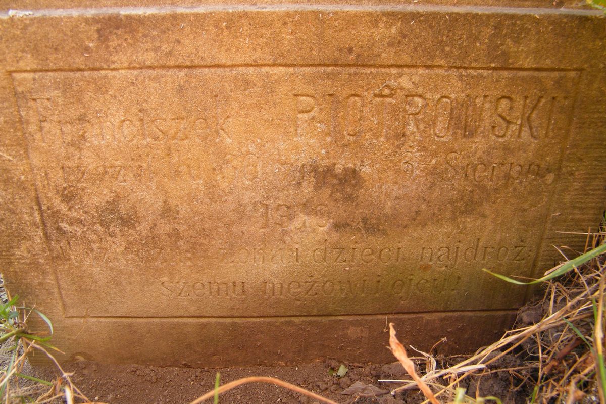 Fragment nagrobka Franciszka Piotrowskiego, cmentarz w Tarnopolu, stan z 2016 r.