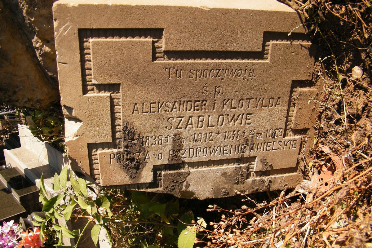 Fragment nagrobka Aleksandra i Klotyldy Szablów, cmentarz w Tarnopolu, stan z 2016 r.