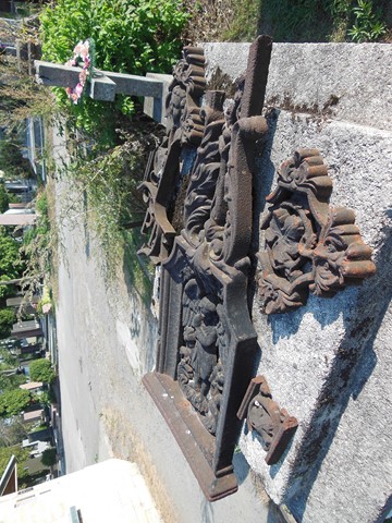 Fragment nagrobka Amilkara Szeliskiego, cmentarz w Tarnopolu, stan z 2016 roku