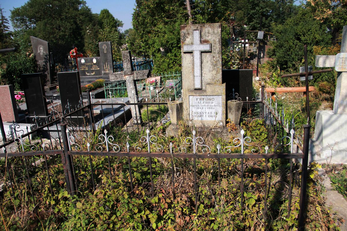 Tombstone of Alfred and Anastasia Freund, Ternopil cemetery, as of 2016.