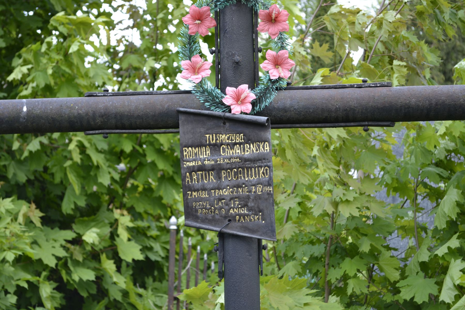 Inskrypcja na nagrobku Romuli Chwalbnskiej i Artura Pocaluko, cmentarz w Tarnopolu, stan z 2016