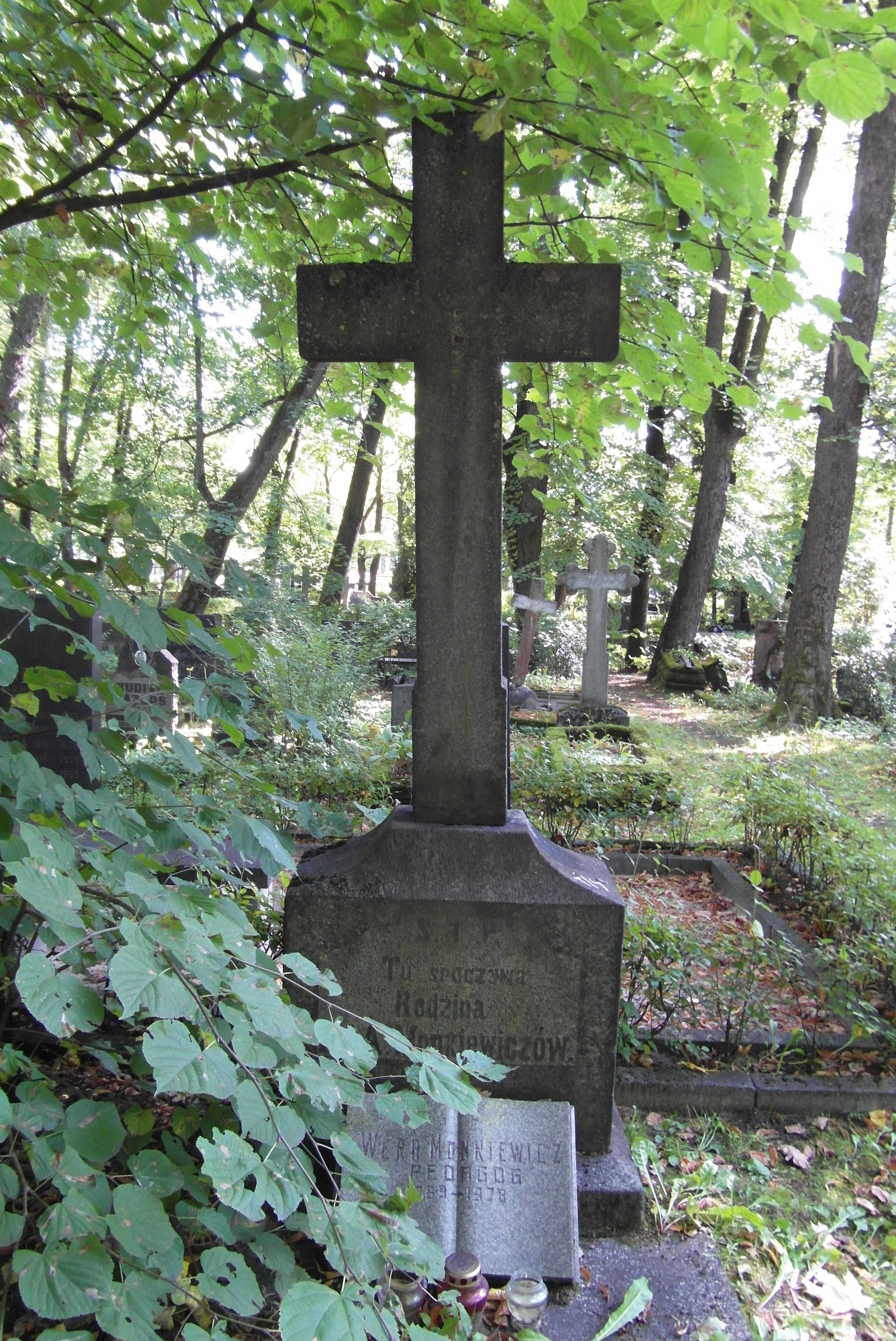 Nagrobek rodziny Monkiewiczów, cmentarz św. Michała w Rydze, stan z 2021 r.