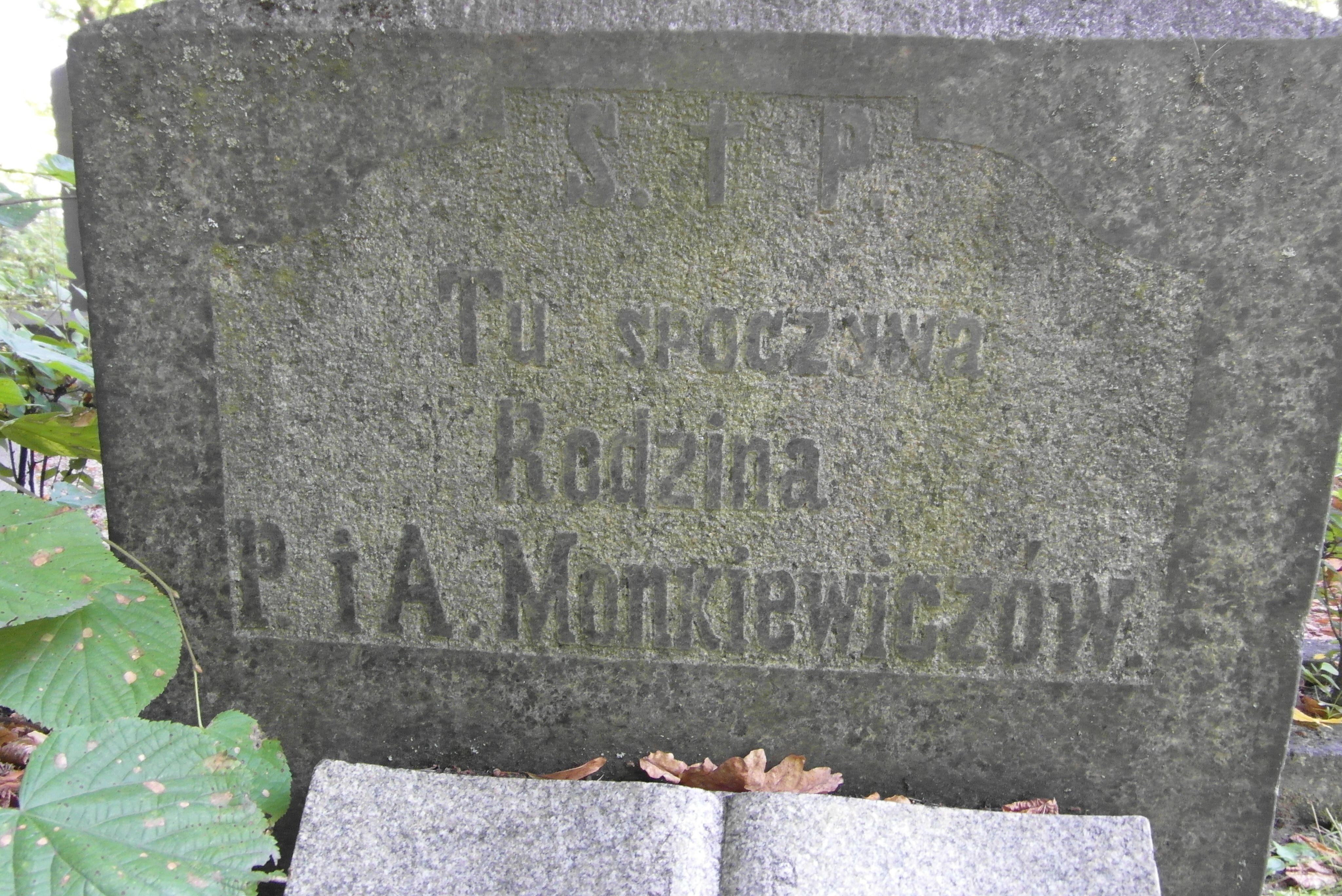 Napis z nagrobka rodziny Monkiewiczów, cmentarz św. Michała w Rydze, stan z 2021 r.