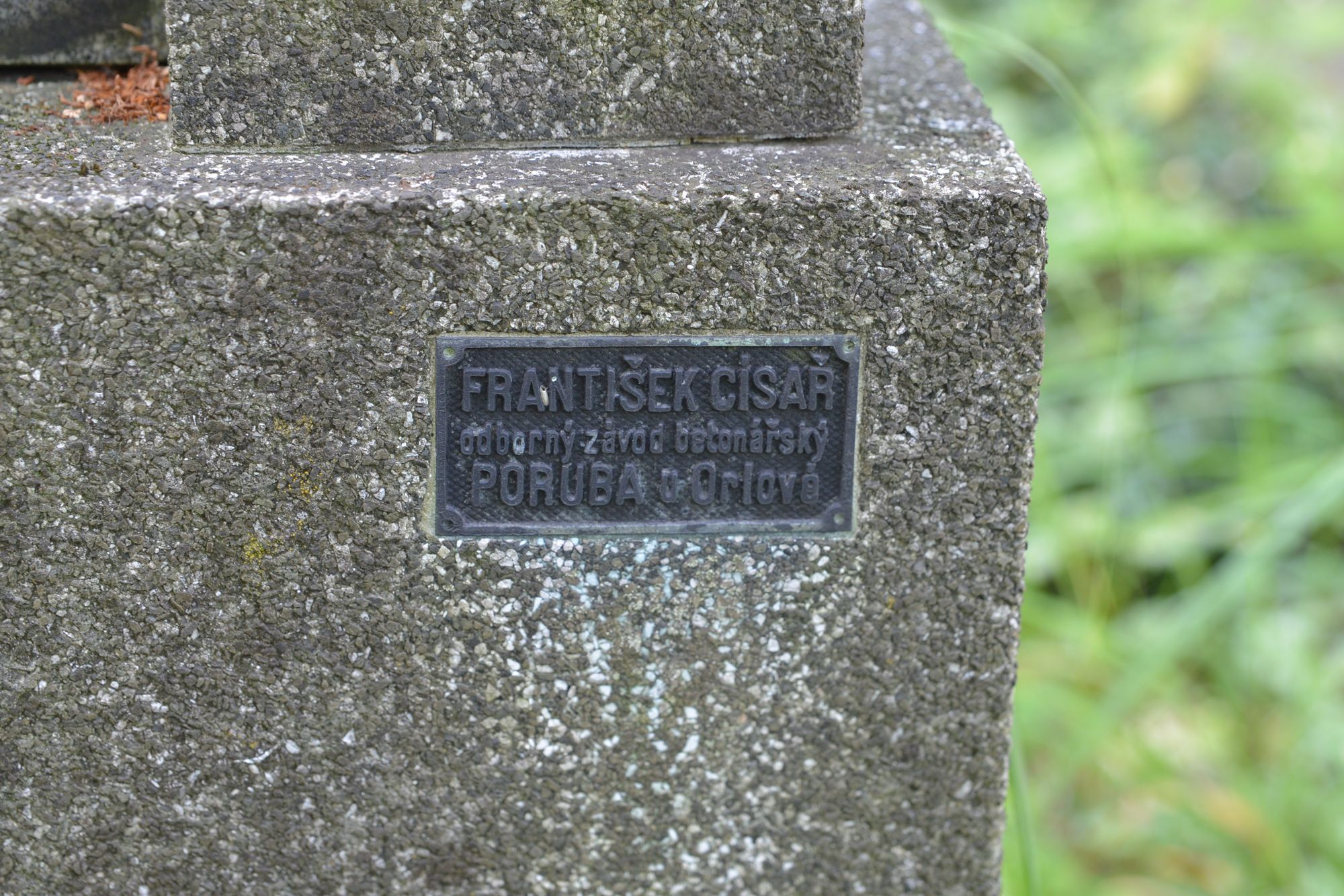 Sygnatura nagrobka Jozefa Krainy, cmentarz w Karwinie Meksyku w Czechach, stan z 2022 roku