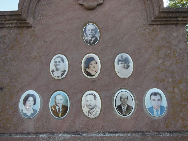 Fragment grobowca rodziny Andrejko i Winnickich, cmentarz w Tarnopolu, stan z 2016 roku