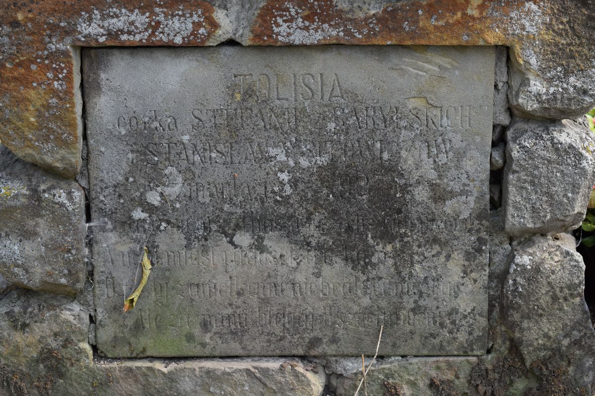 Tombstone of Ludmika Mali and Antonina Sitowicz, fragment with inscription, Ternopil cemetery, pre-2016 condition