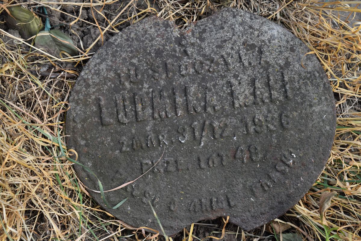 Tombstone of Ludmika Mali and Antonina Sitowicz, fragment with inscription, Ternopil cemetery, pre-2016 condition