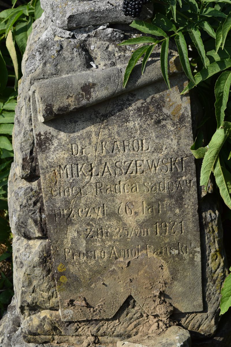 Nagrobek Karola Mikłaszewskiego, fragment z inskrypcją, cmentarz w Tarnopolu, stan przed 2016