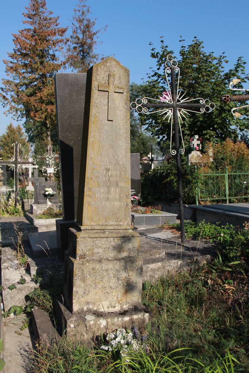 Tombstone of Anna and Onufry Pihut, Ternopil cemetery, as of 2016.