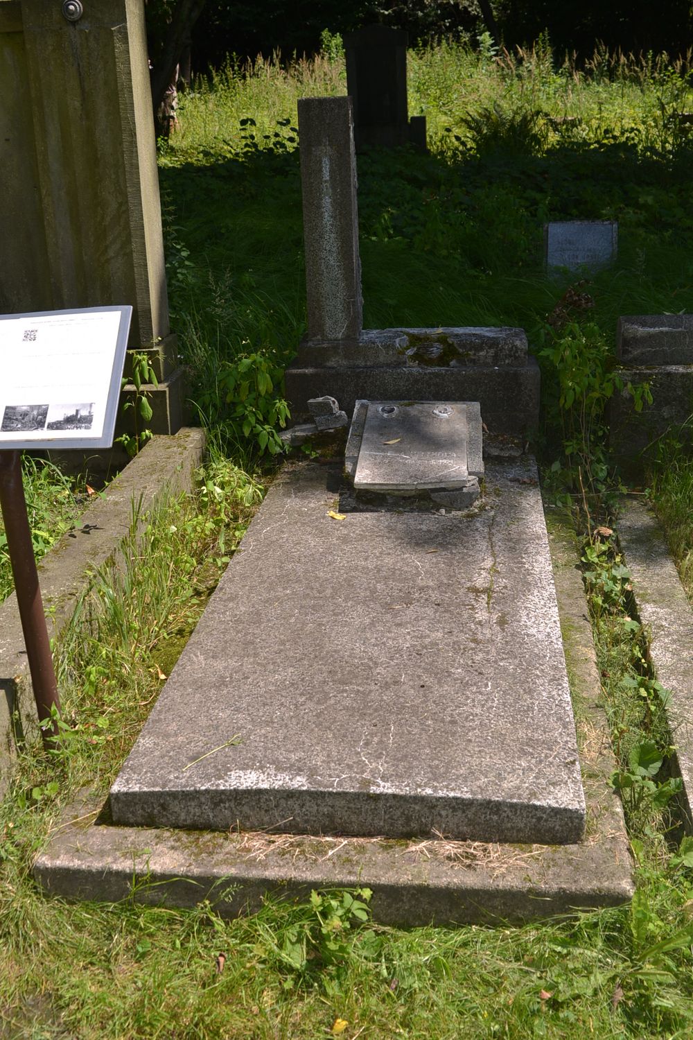 Grobowiec Ewy, Jerzego i Katarzyny Heczków, cmentarz w Karwinie Meksyku w Czechach, stan z 2022 roku