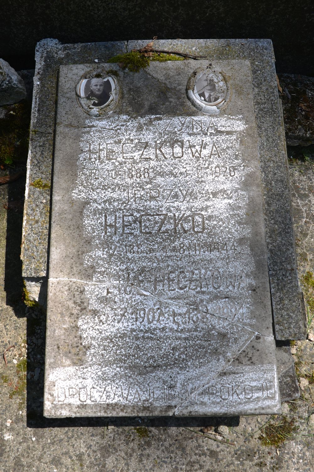 Tablica inskrypcyjna z grobowca Ewy, Jerzego i Katarzyny Heczków, cmentarz w Karwinie Meksyku w Czechach, stan z 2022 roku